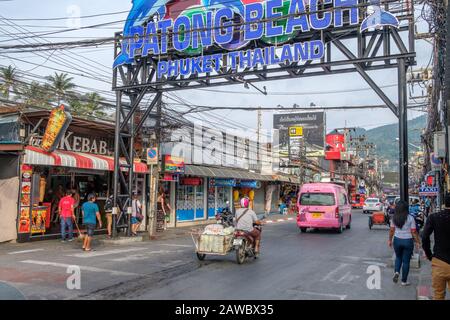 Bangla Road in Patong. Diese Straße wird nachts in Patong zu einer belebten Wanderstraße, die zu den geschäftigsten Teilen Phukets gehört. Stockfoto