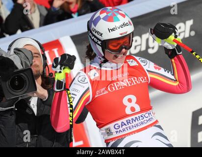 Garmisch Partenkirchen, Deutschland. Februar 2020. Ski Alpin: Weltcup, Abfahrt, Damen. Viktoria Rebensburg aus Deutschland jubst im Ziel. Credit: Stephan Jansen / dpa / Alamy Live News Stockfoto