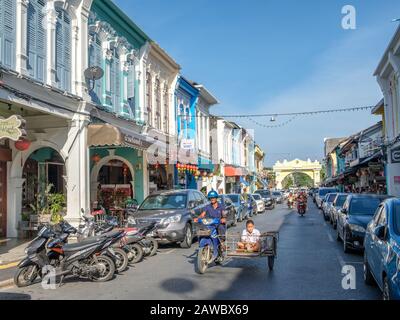 Die Altstadt von Phuket gilt auch als Chinatown in Phuket und ist ein beliebtes Reiseziel, das sich durch Chinesisch-portugiesische Architektur auszeichnet. Stockfoto