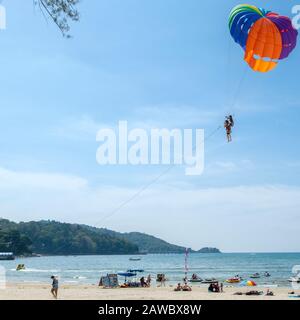 Der Strand von Patong ist einer der geschäftigsten in Phuket. Phuket ist eine große Insel und ein beliebtes Ausflugsziel in Südthailand. Stockfoto