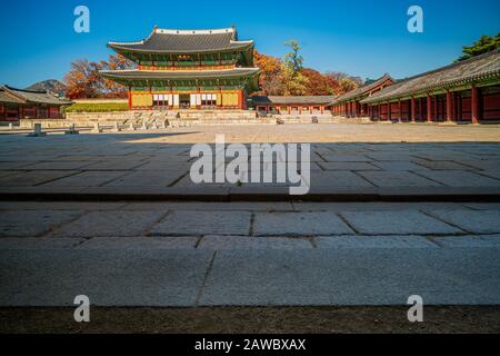 Der Changdeokgung Palace in Seoul, Südkorea mit seinem geheimen Garten ist im Herbst spektakulär. Stockfoto
