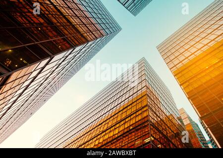 Bürogebäude und blauer Himmel im Geschäftsviertel - Stockfoto