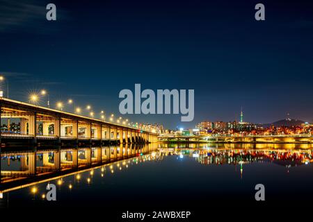 Brücken durchziehen die Skyline vom Blick auf den Fluss entlang des Han-Flusses in Seoul, Südkorea. Der Namsan-Turm überragt die nördliche Skyline. Stockfoto