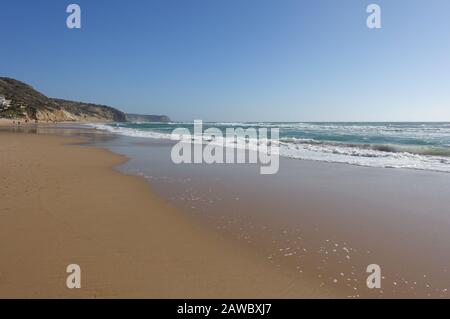 Der Strand von Salema an der Algarve im Winter Stockfoto
