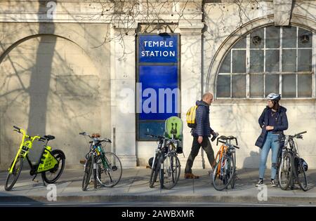 London, England, Großbritannien. U-Bahnhof Temple am Victoria-Embankment Stockfoto