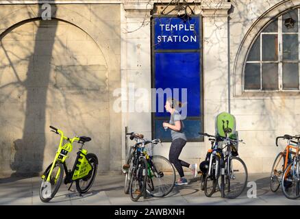 London, England, Großbritannien. U-Bahnhof Temple am Victoria-Embankment Stockfoto