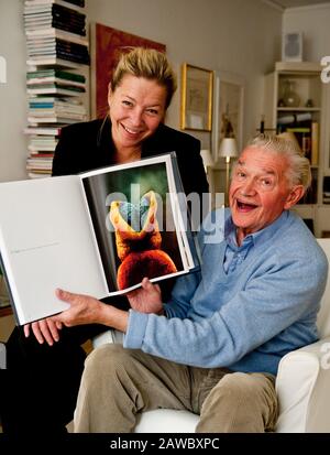 Lennart Nilsson war ein schwedischer Fotograf und Wissenschaftler. Er wurde für seine Fotografien von menschlichen Embryonen und anderen medizinischen Probanden, die einst als nicht fotografierbar galten, und allgemein für seine extreme Makrofotografie vermerkt. Er galt auch als einer der ersten modernen Fotojournalisten Schwedens. Hier abgebildet mit Stieftochter Anne Fjellström, die Mr. Nilssons fotografisches Anwesen verwaltet Stockfoto