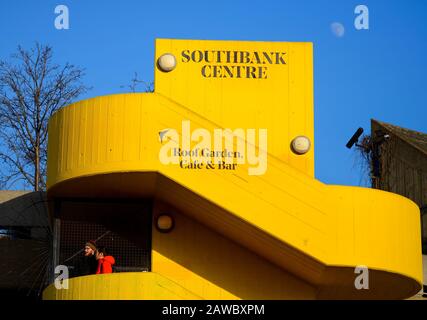 London, England, Großbritannien. Treppe aus hellgelbem Beton im Southbank Center Stockfoto