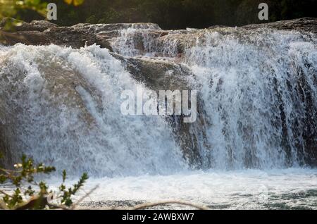 Kleiner Wasserfall bei toll del Vidre bei Arnes, Naturpark Els Ports, Katalonien Stockfoto