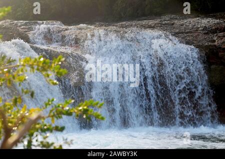 Kleiner Wasserfall bei toll del Vidre bei Arnes, Naturpark Els Ports, Katalonien Stockfoto