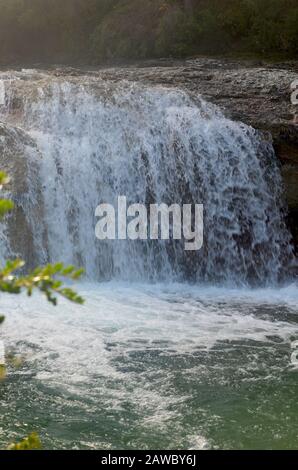 Kleiner Wasserfall bei toll del Vidre bei Arnes, Naturpark Els Ports, Katalonien Stockfoto