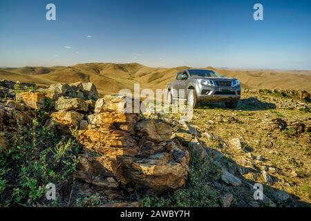 Abenteuer auf der Straße in den Hügeln der Mongolei Stockfoto
