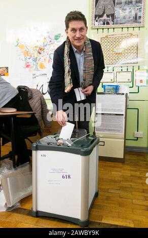 Dublin, Irland. Februar 2020. Bundestagswahl 2020. Wahl Allgemeine Wahl 2020. Der grüne Parteiführer Eamon Ryan stimmt im Wahllokal in einer muslimischen Nationalschule in Dublin ab. Foto: SAM Boal/Rollingnews.ie/Alamy Live News Stockfoto