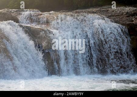 Kleiner Wasserfall bei toll del Vidre bei Arnes, Naturpark Els Ports, Katalonien Stockfoto