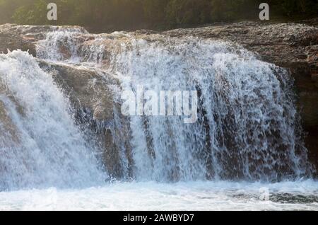 Kleiner Wasserfall bei toll del Vidre bei Arnes, Naturpark Els Ports, Katalonien Stockfoto