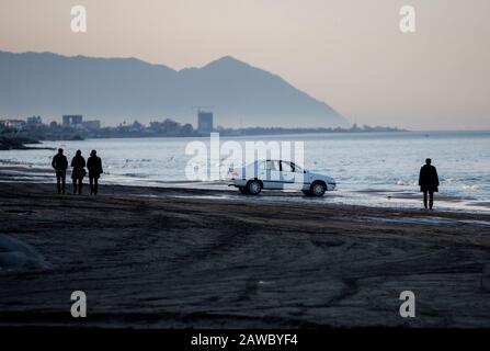 Tonekabon, Iran. Februar 2020. Menschen wandern am Strand des Kaspischen Meeres in Tonekabon City, im Norden des Iran, 7. Februar 2020. Kredit: Ahmad Halabisaz/Xinhua/Alamy Live News Stockfoto