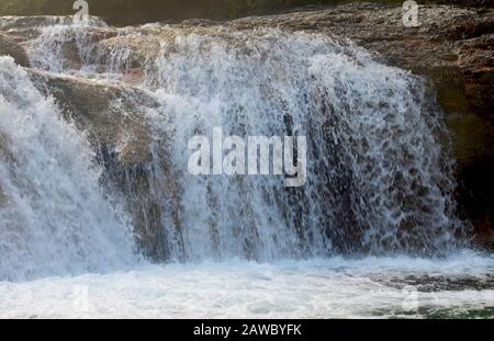 Kleiner Wasserfall bei toll del Vidre bei Arnes, Naturpark Els Ports, Katalonien Stockfoto