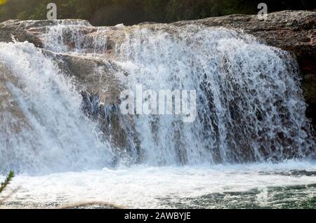 Kleiner Wasserfall bei toll del Vidre bei Arnes, Naturpark Els Ports, Katalonien Stockfoto