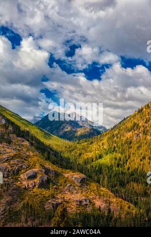 Wunderschöne Bergketten und Täler der Alpine Lakes Wilderness in der Nähe von Leavenworth, WA Stockfoto
