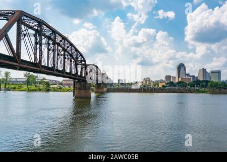 Shreveport, LA - Oktober 6, 2019: Skyline von Shreveport, Louisiana entlang des Roten Flusses Stockfoto