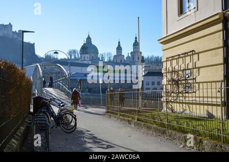 Mozartbrücke (Mozartsteg) über Salzach in Salzburg, Österreich Stockfoto