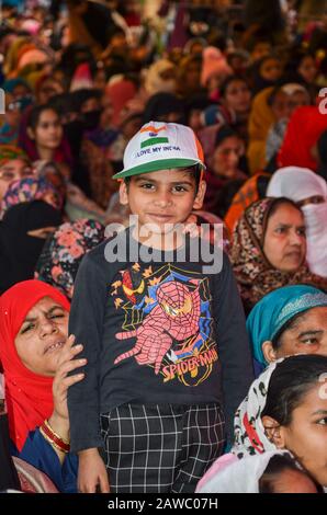 Neu-Delhi, INDIEN. Januar 2020. Frauen Protestieren gegen Shaheen Bagh gegen CAA & NRC. Ein Junge, der am protestierenden Veranstaltungsort eine Tricolor-Kappe trägt. Stockfoto