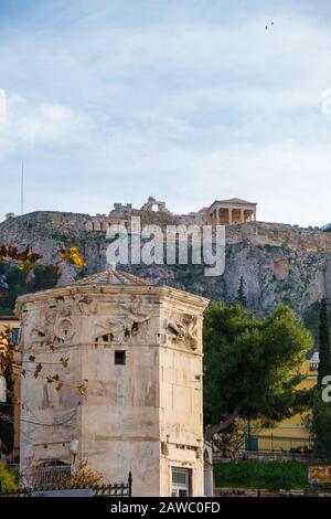 Turm der Wind-Götter in Roman Agora und Akropolis im Hintergrund an einem Winternachmittag erschossen Stockfoto