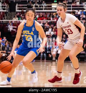 Stanford, CA, USA. Februar 2020. A. die UCLA Bruins bewachen Natalie Chou (23) fährt während des NCAA Women's Basketball Game zwischen den UCLA Bruins und dem Stanford Cardinal 79-69-Sieg im Maples Pavilion Stanford, CA, in den Korb. Thurman James /CSM/Alamy Live News Stockfoto