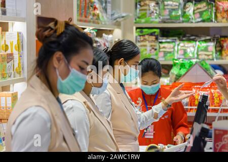 Flughafen Phuket, Thailand. Januar 2020. Shop-Mitarbeiter tragen chirurgische Masken, um die Verbreitung des COVID COVID-19 2019-nCoV 2019 nCoV Coronavirus Corona-Virus während der aktuellen Epidemie zu verhindern. Stockfoto