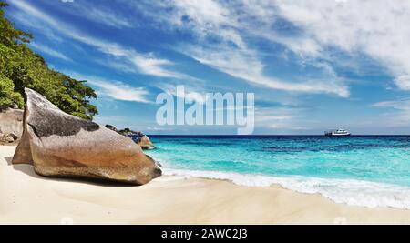 Tropischer Strand mit weißem Sand und klarem Meer, Similan-Inseln, Thailand Stockfoto