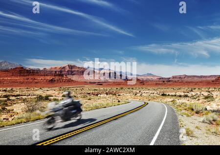 Motorradfahrer, die auf dem amerikanischen Highway, Glen Canyon, Utah, USA fahren. Hauptobjekt in Bewegungsunschärfe Stockfoto