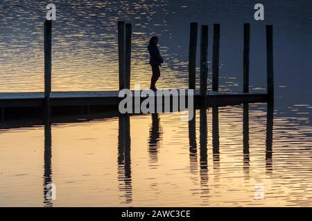 Sonnenuntergang über Derwentwater in Keswick. Bezirk des Sees. Stockfoto