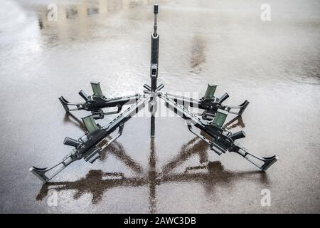 Pyramide der von Soldaten gebauten Waffen, Litauen, Rukla. Stockfoto