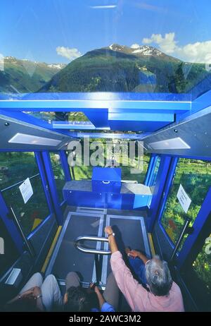 Fahrgäste der Seilbahn Bergbahn Schatzalp, Davos, Graubünden, Schweiz Stockfoto