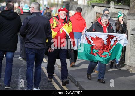 Wales-Fans machen sich vor dem Guinness Six Nations Match im Aviva Stadium, Dublin, auf den Weg zu Boden. Stockfoto