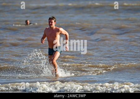 Dorset, Großbritannien. Februar 2020. Wetter in Großbritannien. An einem sonnigen und kalten Nachmittag bläst ein Schwimmer das Meer bei Lyme Regis, bevor Storm Cara später ankommt, um Großbritannien mit galen Kraftwinden zu bekämpfen. Bildnachweis: Robert Timoney/Alamy Live News Stockfoto