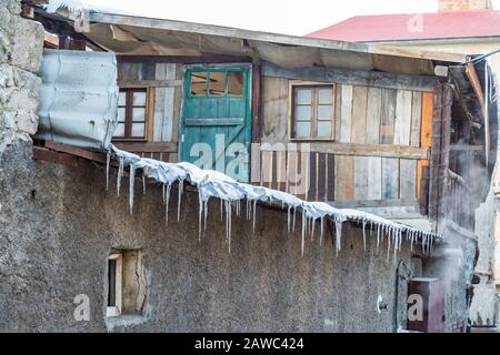 Eiszapfen auf dem Dach alter erzurum-häuser in Erzurum, Türkei Stockfoto