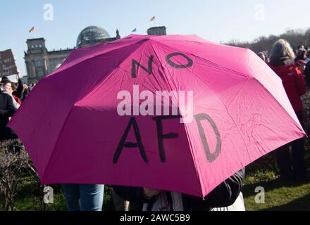 Berlin, Deutschland. Februar 2020. Während einer Aktion gegen Rechtsaußen und die Ereignisse in Thüringen und Protestaktionen stehen Demonstranten auf dem Reichstag. Credit: Paul Zinken / dpa / Alamy Live News Stockfoto