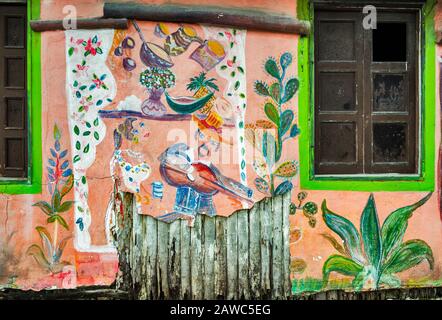 Folkkunstbilder an der Wand des heute geschlossenen Restaurantgebäudes in Puerto Morelos, Riviera Maya, Yucatan-Halbinsel, Quintana Roo State, Mexiko Stockfoto