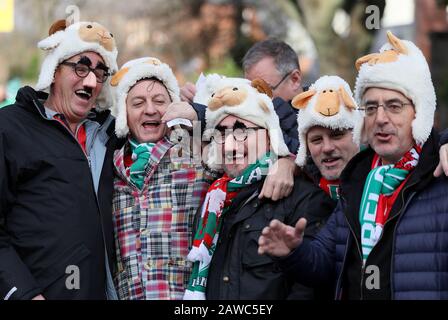 Wales-Fans machen sich vor dem Guinness Six Nations Match im Aviva Stadium, Dublin, auf den Weg zu Boden. Stockfoto