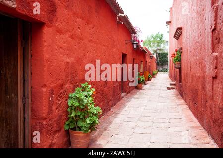 Innere Straßen im Kloster Santa Catalina, Arequipa, Peru, alte Terrakotta-Wände, Eingangstüren zu den Zellen. Stockfoto