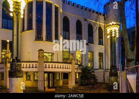 Neben dem Eingang des Tilburger Rathauses bei Nacht, Dem Ehemaligen Königspalast von willem II, schöner historischer Architektur, Tilburg, The Net Stockfoto