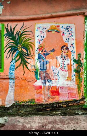 Folkkunstbilder an der Wand des heute geschlossenen Restaurantgebäudes in Puerto Morelos, Riviera Maya, Yucatan-Halbinsel, Quintana Roo State, Mexiko Stockfoto