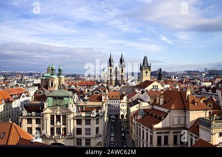 Panoramablick auf die St. Mary's Tyn Kirche und den Pulverturm (Prag, Tschechien, Europa) Stockfoto