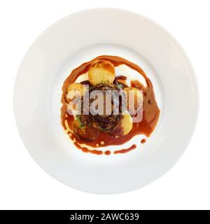 Filet Mignon-Steak mit Kartoffeln von oben, isoliert auf weißem Hintergrund Stockfoto