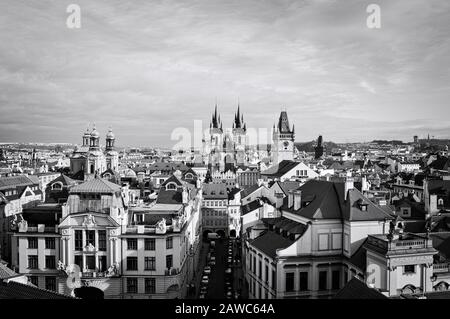 Panoramablick auf die St. Mary's Tyn Kirche und den Pulverturm (Prag, Tschechien, Europa) Stockfoto