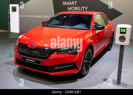 Brüssel - 9. JANUAR 2020: Das neue Skoda Superb IV Hybridauto-Modell präsentiert sich auf der Autosalon 2020 in Brüssel. Stockfoto