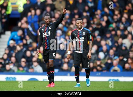 Christian Benteke (links) von Crystal Palace feiert mit Jordan Ayews beim Premier League Match im Goodison Park, Liverpool, das erste Tor seiner Seite. Stockfoto