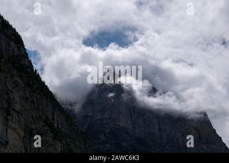 Alpengipfel mit wunderschönen weißen Wolken Stockfoto