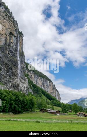 Wasserfalltal in der Nähe von Alpendorf, Lauterbrunnen Schweiz Stockfoto